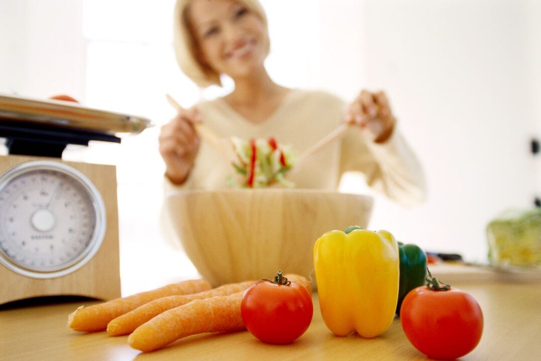 Unha muller diagnosticada de diabetes prepara alimentos para unha dieta