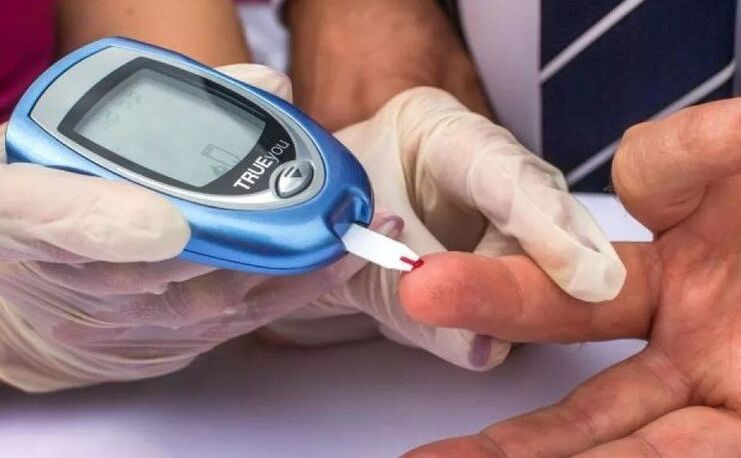 Unha persoa con factores de risco de diabetes debe facerse unha proba de sangue para determinar os niveis de glicosa.